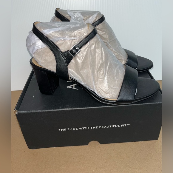 Naturalizer Women’s Bristol Chunky Heeled Sandals - Picture 6 of 8